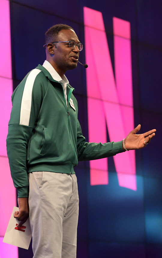 드라마 '오징어 게임' 초록색 트레이닝복 상의를 입은 딘 가필드 넷플릭스 정책총괄 부사장이 4일 서울 종로구 JW메리어트 동대문 스퀘어 서울 호텔에서 열린 미디어 오픈 토크에서 인사말을 하고 있다. 연합뉴스